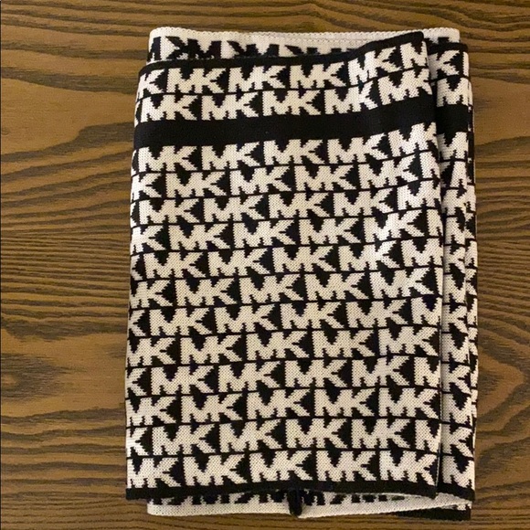 Michael Kors Infinity Scarf - Picture 1 of 2
